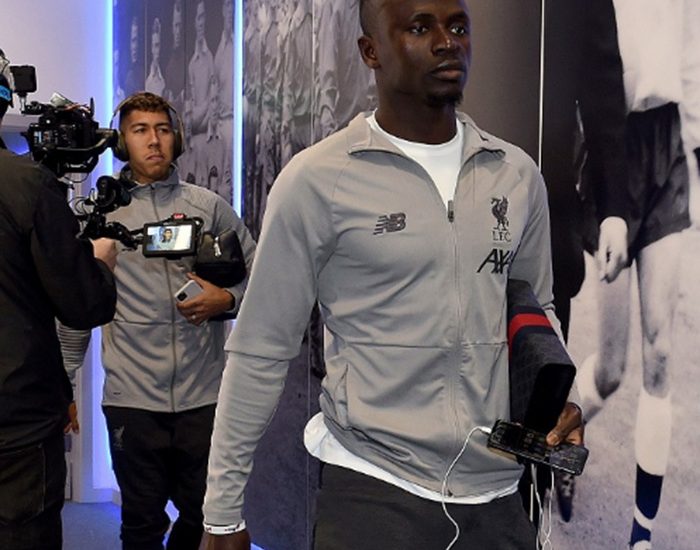 Why millionaire footballer Sadio Mane carries a cracked iPhone?