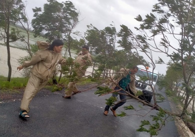 Braving Cyclone Amphan, these Indian firemen helped a woman deliver baby in their vehicle